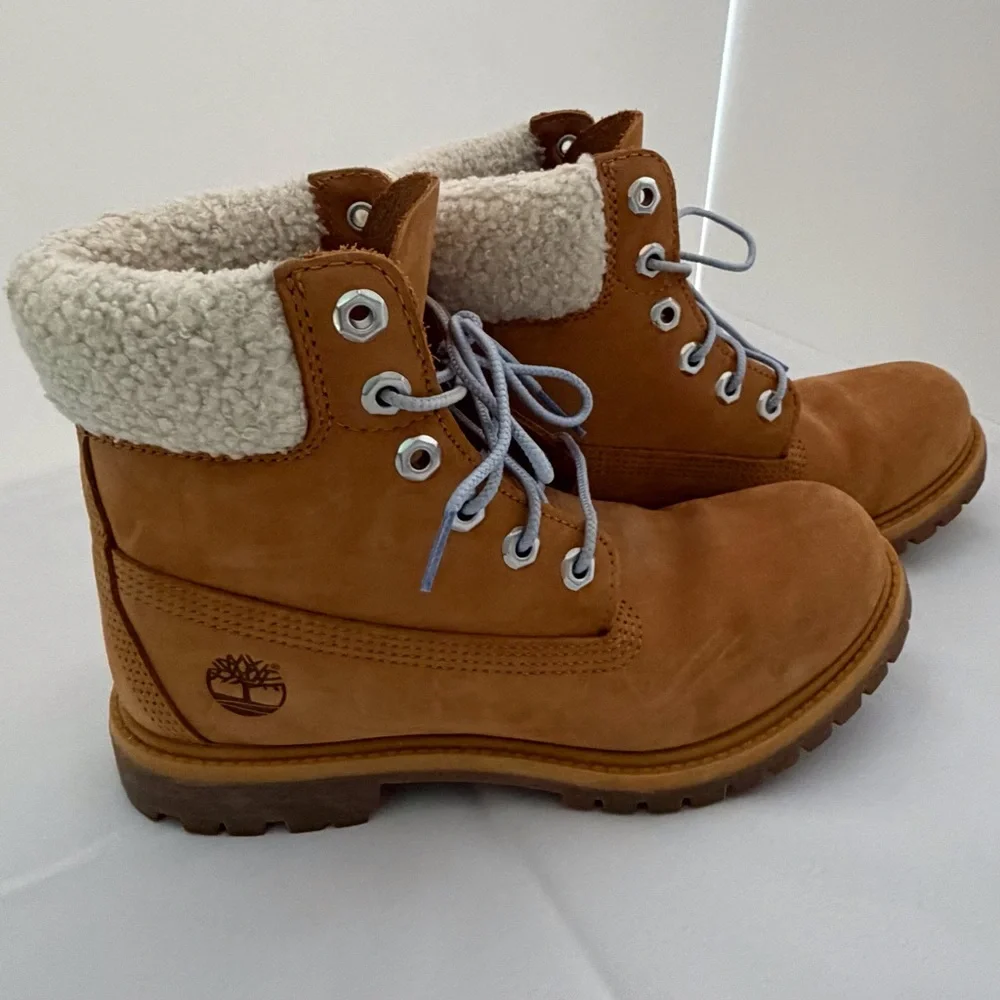 Timberland teddy fleece lace up boots light tan cream sherpa women’s 7 EUC - Picture 1 of 12